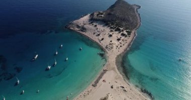 Yunanistan 'ın Elafonisos adasındaki Simos plajının hava manzarası. Elafonisos, cennet gibi egzotik plajları ve kristal berrak suları olan küçük bir Yunan adası. Laconia, Yunanistan, Avrupa