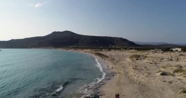 Yunanistan 'ın Elafonisos adasındaki Simos plajının hava manzarası. Elafonisos, cennet gibi egzotik plajları ve kristal berrak suları olan küçük bir Yunan adası. Laconia, Yunanistan, Avrupa