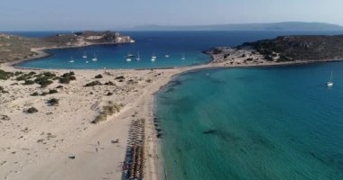 Yunanistan 'ın Elafonisos adasındaki Simos plajının hava manzarası. Elafonisos, cennet gibi egzotik plajları ve kristal berrak suları olan küçük bir Yunan adası. Laconia, Yunanistan, Avrupa