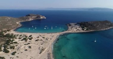 Yunanistan 'ın Elafonisos adasındaki Simos plajının hava manzarası. Elafonisos, cennet gibi egzotik plajları ve kristal berrak suları olan küçük bir Yunan adası. Laconia, Yunanistan, Avrupa