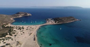 Yunanistan 'ın Elafonisos adasındaki Simos plajının hava manzarası. Elafonisos, cennet gibi egzotik plajları ve kristal berrak suları olan küçük bir Yunan adası. Laconia, Yunanistan, Avrupa