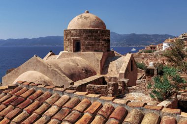 Peloponnese, Gr. Lakonia 'daki eski Monemvasia kasabasının manzarası