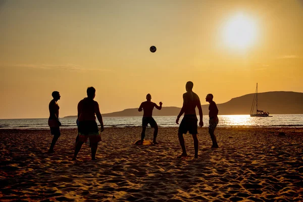 Un match de football sur la plage au coucher du soleil — Photo