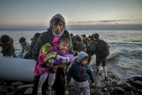 Lesbos Grecja Marca 2020 Uchodźcy Migranci Pokładzie Docierają Grecką Wyspę — Zdjęcie stockowe