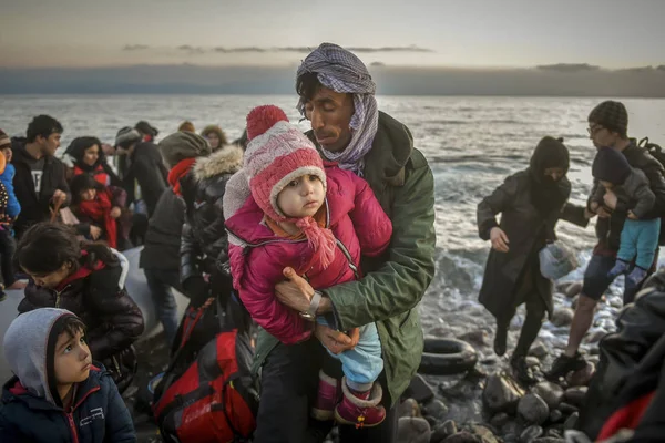 Lesbos Grecia Marzo 2020 Refugiados Migrantes Bordo Llegan Isla Griega —  Fotos de Stock