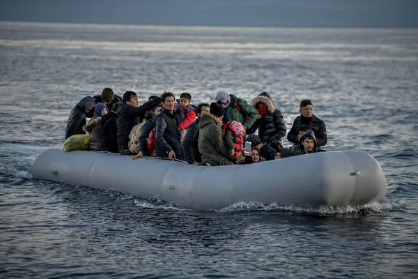 Lesbos Griekenland Maart 2020 Vluchtelingen Migranten Aan Boord Bereiken Het — Stockfoto