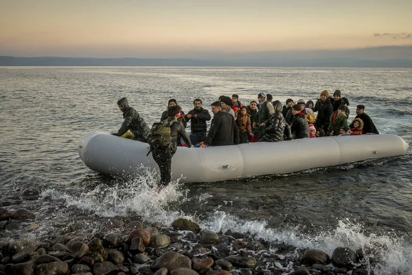 Lesbos Grecia Marzo 2020 Refugiados Migrantes Bordo Llegan Isla Griega — Foto de Stock