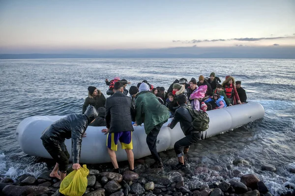 Lesbos Griekenland Maart 2020 Vluchtelingen Migranten Aan Boord Bereiken Het — Stockfoto
