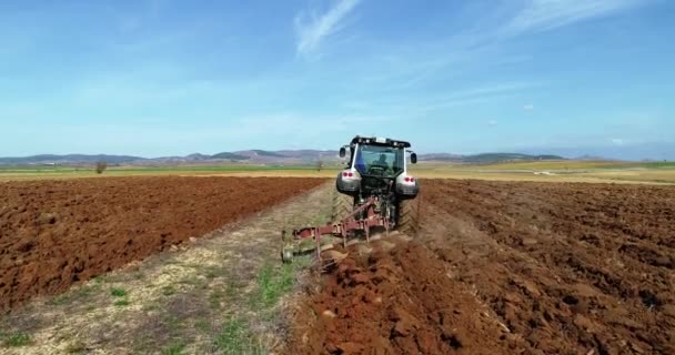 Flygdrönare Sköt Jordbrukare Traktor Sådd Sådd Jordbruksgrödor Fältet Traktorplöjning Och — Stockvideo