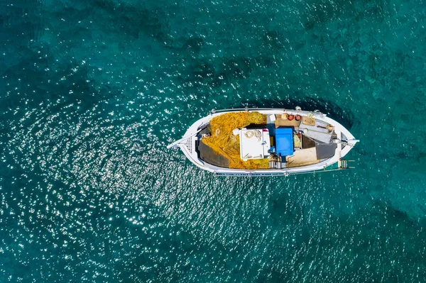 Tropikal Zümrüt Turkuaz Berrak Denizde Küçük Geleneksel Balıkçı Teknesinin Havadan — Stok fotoğraf