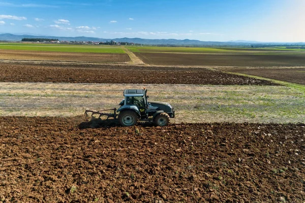 Drone Aérien Agriculteur Semis Tracteur Semant Des Cultures Agricoles Champ — Photo