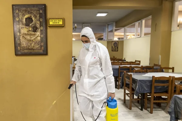 Tesalónica Grecia Marzo 2020 Trabajadores Rocían Desinfectante Como Parte Las —  Fotos de Stock