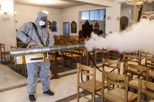 テッサロニキ ギリシャ 2020年3月12日 労働者は 教会で 新しいコロナウイルスであるコロナウイルス Covid の拡散に対する予防措置の一環として消毒剤を噴霧する — ストック写真