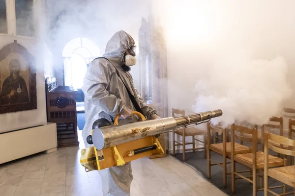 テッサロニキ ギリシャ 2020年3月12日 労働者は 教会で 新しいコロナウイルスであるコロナウイルス Covid の拡散に対する予防措置の一環として消毒剤を噴霧する — ストック写真