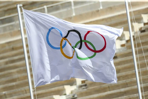 Atina, Yunanistan - 19 Mart 2020: Tokyo 2020 Yaz Olimpiyatları için Panathenaic Kallimaro Stadyumu 'nda düzenlenen Olimpiyat Alev devir Töreni. Olimpiyat Bayrağı