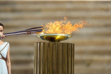 Atina, Yunanistan - 19 Mart 2020: Tokyo 2020 Yaz Olimpiyat Oyunları için Panathenaic Kallimaro Stadyumu 'nda Olimpiyat Alev devir Töreni