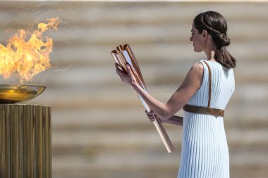 Atina, Yunanistan - 19 Mart 2020: Tokyo 2020 Yaz Olimpiyat Oyunları için Panathenaic Kallimaro Stadyumu 'nda Olimpiyat Alev devir Töreni