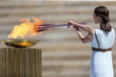 Atina, Yunanistan - 19 Mart 2020: Tokyo 2020 Yaz Olimpiyat Oyunları için Panathenaic Kallimaro Stadyumu 'nda Olimpiyat Alev devir Töreni