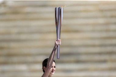Atina, Yunanistan - 19 Mart 2020: Tokyo 2020 Yaz Olimpiyat Oyunları için Panathenaic Kallimaro Stadyumu 'nda Olimpiyat Alev devir Töreni
