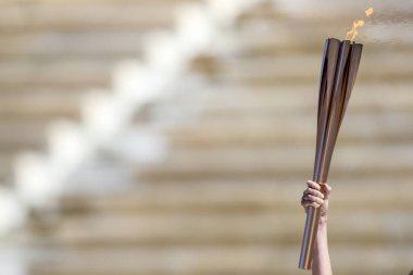 Atina, Yunanistan - 19 Mart 2020: Tokyo 2020 Yaz Olimpiyat Oyunları için Panathenaic Kallimaro Stadyumu 'nda Olimpiyat Alev devir Töreni