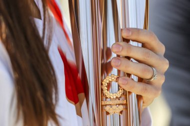 Atina, Yunanistan - 19 Mart 2020: Tokyo 2020 Yaz Olimpiyat Oyunları için Panathenaic Kallimaro Stadyumu 'nda Olimpiyat Alev devir Töreni