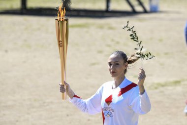 Olympia, Yunanistan - 12 Mart 2020: Tokyo 2020 Yaz Olimpiyatları için Antik Olimpiyat sahasında düzenlenen Olimpiyat Alev devir töreni, Yunanistan 'ın güneyindeki antik Olimpiyatların doğduğu yer..
