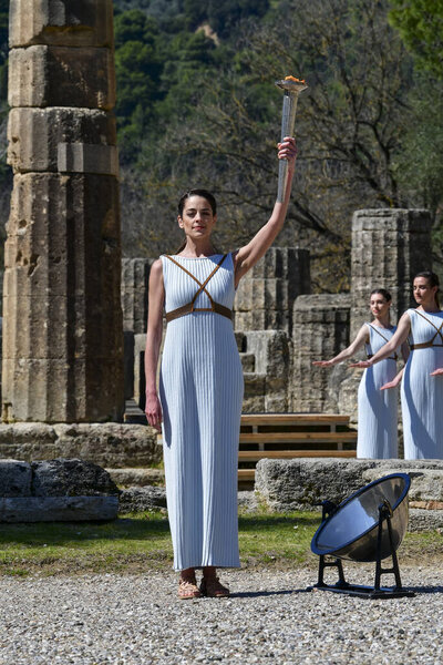 Олимпия, Греция - 12 марта 2020 года: церемония передачи Олимпийского огня на Летние Олимпийские игры в Токио 2020 года на месте Древней Олимпии, родине древних Олимпийских игр на юге Греции
.