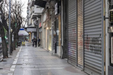 Selanik, Yunanistan - 23 Mart 2020: Coronavirus hastalığı salgını sonrasında tarihi merkezdeki kapalı dükkanların manzarası (COVID-19
