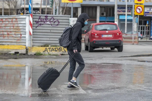 Soluň Řecko Března 2020 Žena Lékařské Masce Kráčející Prázdné Cestě — Stock fotografie