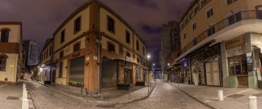 Selanik, Yunanistan - 25 Mart 2020: Hükümet tarafından Coronavirus 'un daha fazla yayılmasını önlemek amacıyla Selanik' in tarihi merkezindeki kapalı dükkanlar manzarası