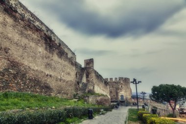 Selanik, Yunanistan - 31 Mart 2020: Yunanistan 'ın koronavirüs hastalığının yayılmasını yavaşlatmak için kilit altına alması sonrasında Selanik' teki boş caddeler, parklar, meydanlar ve gösteriler