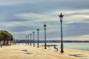 Selanik, Yunanistan - 2 Nisan 2020: Yunanistan 'ın koronavirüs hastalığının yayılmasını yavaşlatmak için kilit altına alması sonrasında Selanik' teki boş caddeler, parklar, meydanlar ve gösteriler