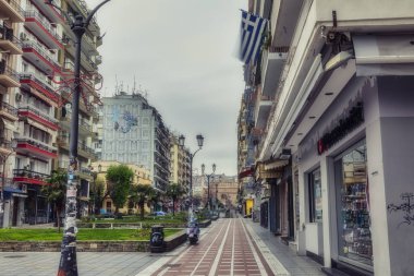 Selanik, Yunanistan - 3 Nisan 2020: Yunanistan 'ın koronavirüs hastalığının yayılmasını yavaşlatmak için kilit altına alması sonrasında Selanik' teki boş caddeler, parklar, meydanlar ve gösteriler