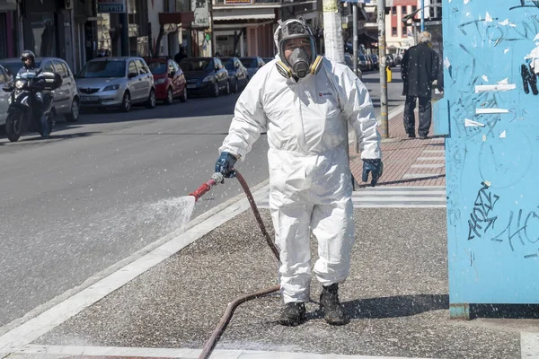 Tesalónica Grecia Abril 2020 Trabajadores Rocían Desinfectante Como Parte Las —  Fotos de Stock