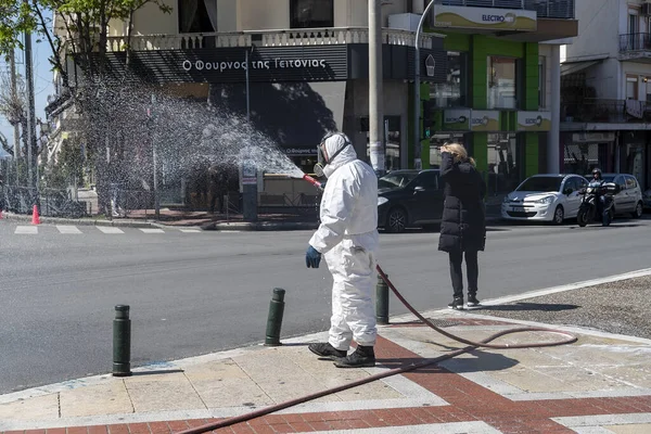 Tesalónica Grecia Abril 2020 Trabajadores Rocían Desinfectante Como Parte Las —  Fotos de Stock