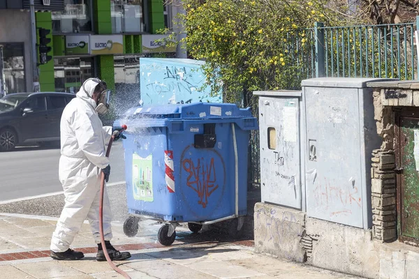 Tesalónica Grecia Abril 2020 Trabajadores Rocían Desinfectante Como Parte Las —  Fotos de Stock