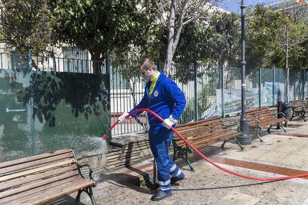 Thessaloniki Grécia Abril 2020 Trabalhadores Pulverizam Desinfetante Como Parte Medidas — Fotografia de Stock