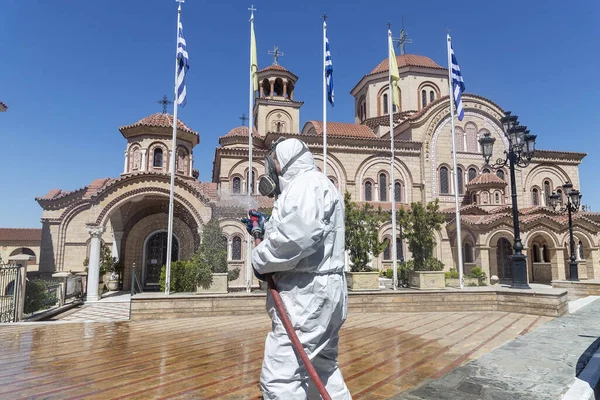 テッサロニキ ギリシャ 4月8 2020 労働者は通りや広場で Covid 新しいコロナウイルスの普及に対する予防措置の一環として消毒を噴霧 — ストック写真