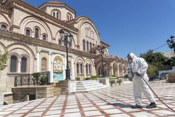 Tesalónica Grecia Abril 2020 Trabajadores Rocían Desinfectante Como Parte Las — Foto de Stock