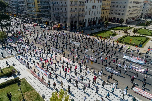 希腊塞萨洛尼基 Thessaloniki Greece 2020年5月1日 共产主义附属工会Pame的成员在纪念5月1日的集会上进行社交场合的疏远活动 这是在验尸官病爆发之后发生的 — 图库照片