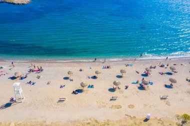 Coronavirüs zamanına adapte olmuş Glyfada 'nın yeni plajı sıkışıklığı önlemek için katı hijyenik kurallar ve güvenli mesafeler koyuyor.