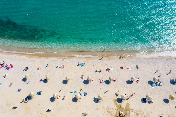 厳しい衛生規則と混雑を避けるために安全な距離を維持するコロナウイルスの時に適応したGlyfadaの新しいビーチ — ストック写真