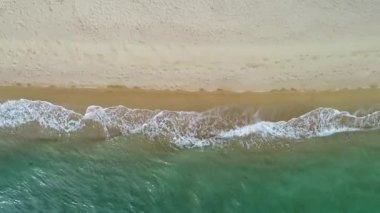 Kumsal ve dalgalar yukarıdan görünüyor. Turkuaz su arka planı. Havadan gelen yaz deniz manzarası. Chalkidiki, Yunanistan