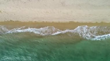 Kumsal ve dalgalar yukarıdan görünüyor. Turkuaz su arka planı. Havadan gelen yaz deniz manzarası. Chalkidiki, Yunanistan