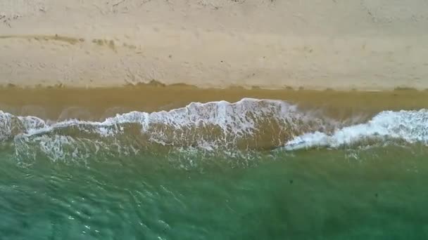 海滩和波浪从顶部看 绿松石水背景从顶部看 夏天空中的海景 Chalkidiki — 图库视频影像