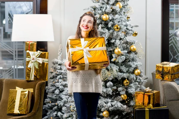 Mujer sonriente sosteniendo caja de regalo — Foto de Stock