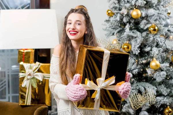 Mujer joven sosteniendo caja de regalo — Foto de Stock