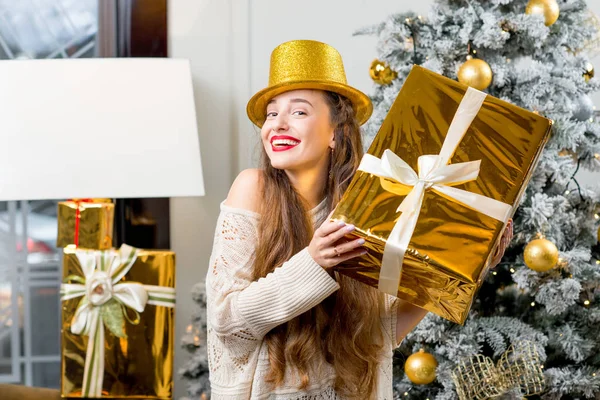 Young woman holding gift box — Stock Photo, Image