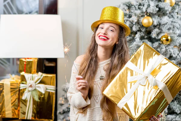 Mulher de chapéu dourado — Fotografia de Stock