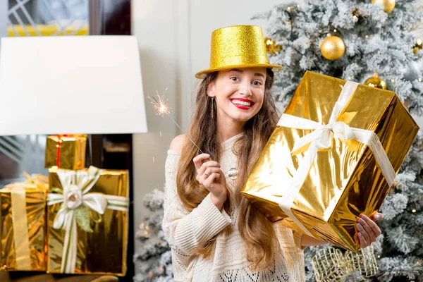 Mulher de chapéu dourado — Fotografia de Stock